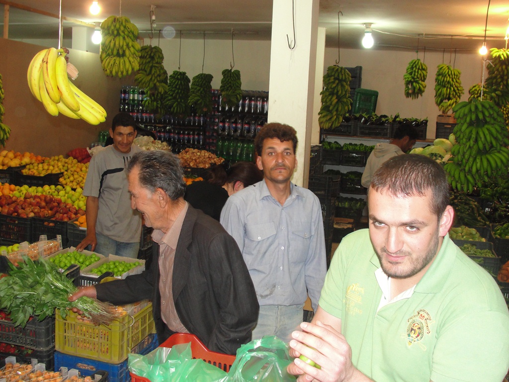 أصناف كثيرة أضفت ألواناً متعددة في مركز الخضار والفاكهة في الخيام سهّلت حياة المقيمين في البلدة