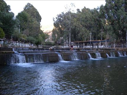 أحد المتنزهات على ضفة الحاصباني