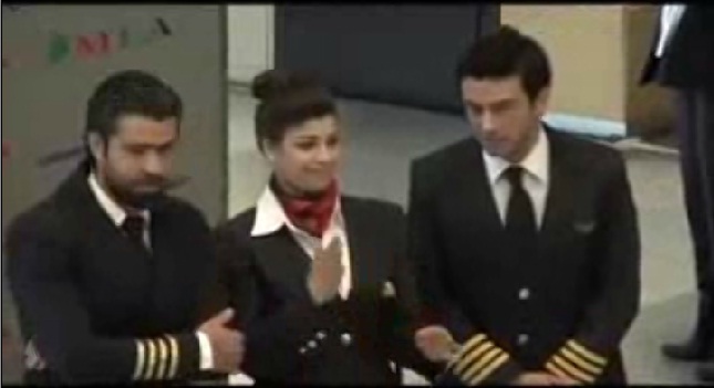 تتحوّل أرض المطار الى مسرح دبكة لبنانيّة، يؤدّيها مجموعة من الشباب والشابات، فينضمّ اليهم بعض المضيفات و قباطين الطائرات،