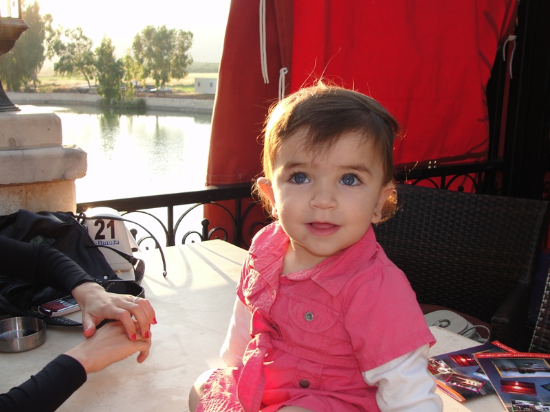 أطفالنا يستمتعون بهواء الدردارة