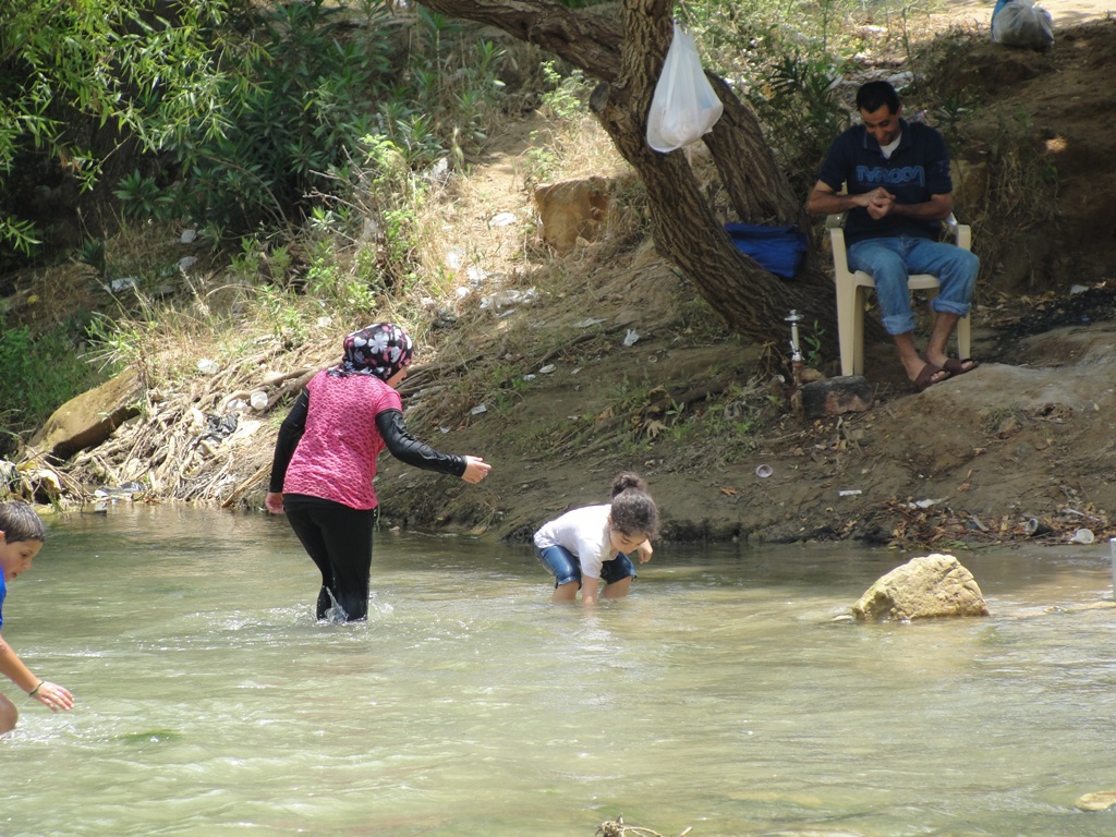 على ضفاف الليطاني: النهر لك: فيه تسبح، و نظافته دليل على صحتك، و مياهه تسقي شجرة التفاح