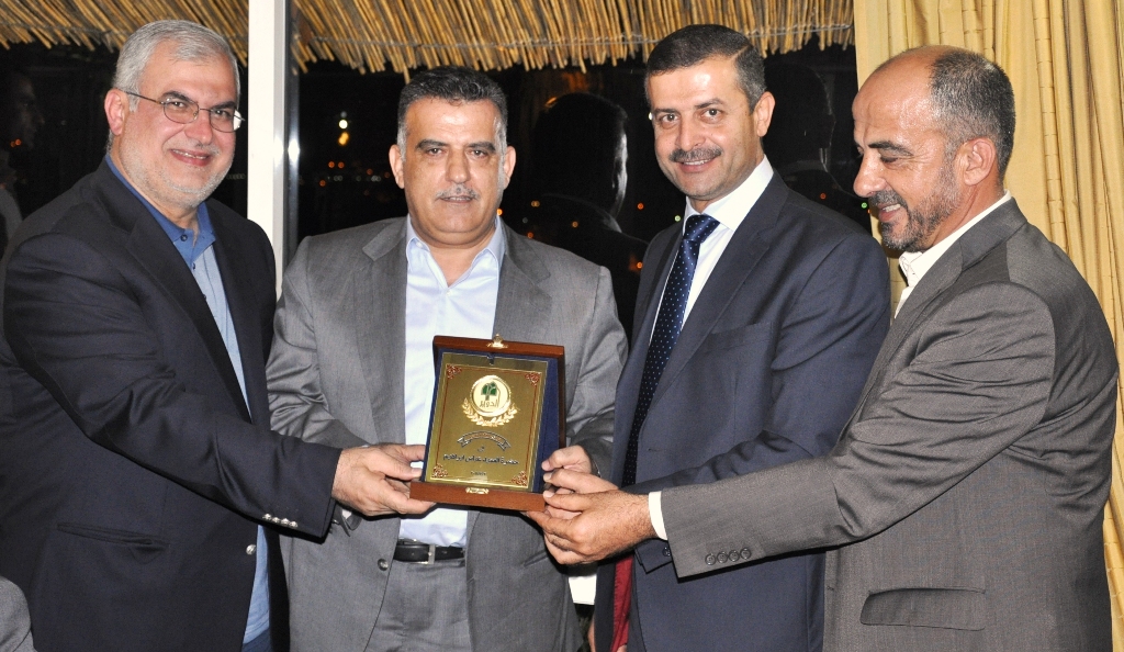 رئيس بلدية الدويرابراهيم رمال قدّم بمشاركة النائبين رعـد وقبيسي درعاً تقديرياً الى العميد ابراهيم باسم بلدية الدوير