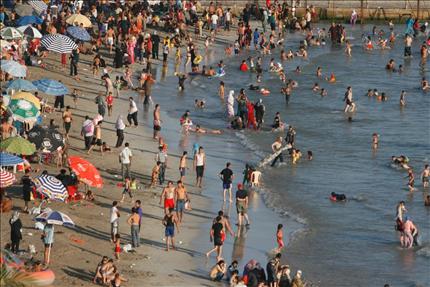 شاطئ مدينة صور ممتلئاً برواده أمس