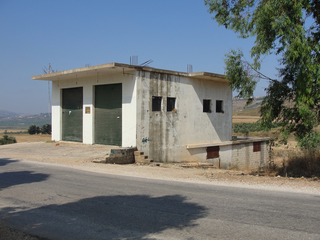 أرض للبيع على امتداد الشارع العام جنوبي نبع الحمّام ، تحوي أربعة محلات