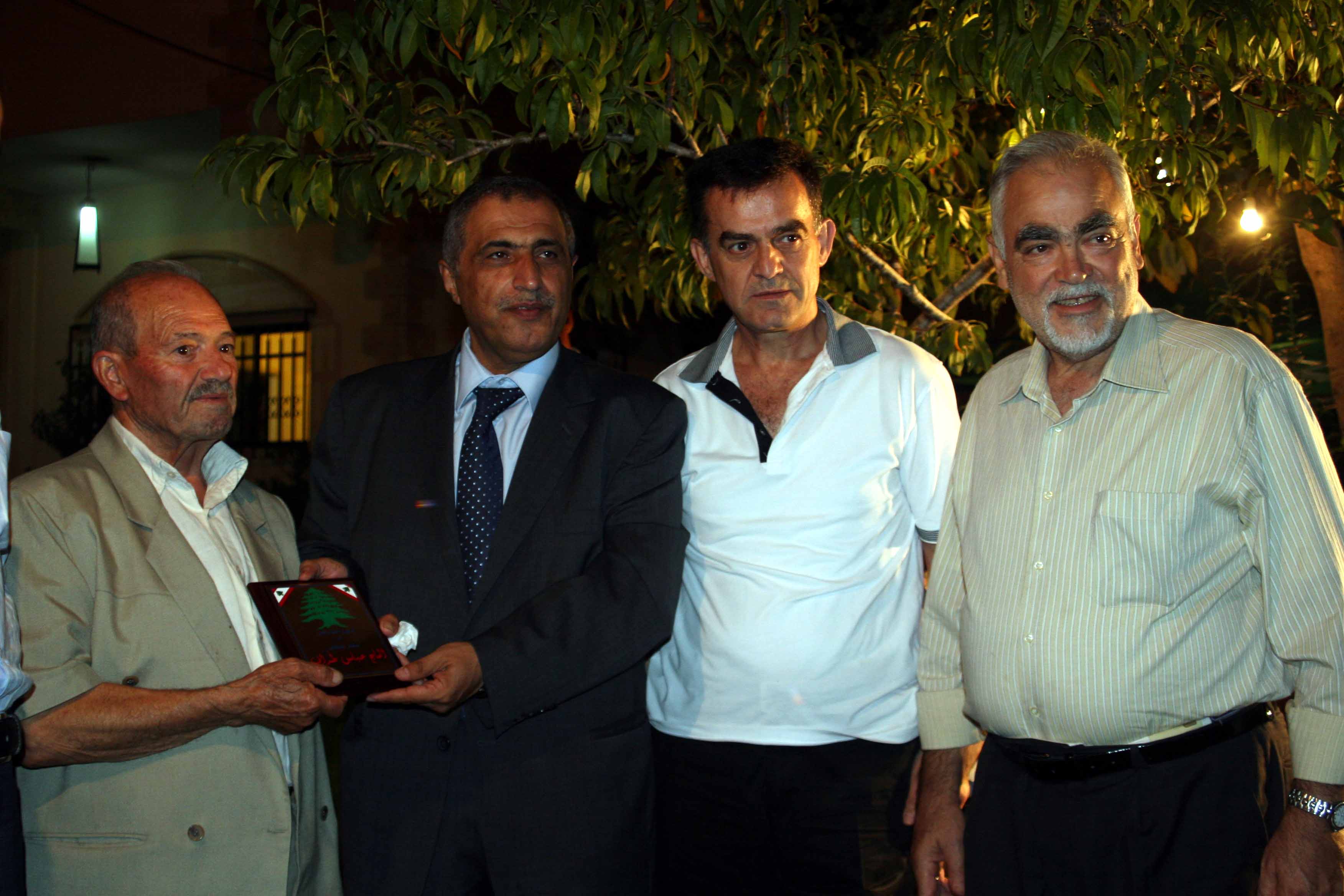 النائب قاسم هاشم يكّرم  مخاتير وفاعليات في مرجعيون