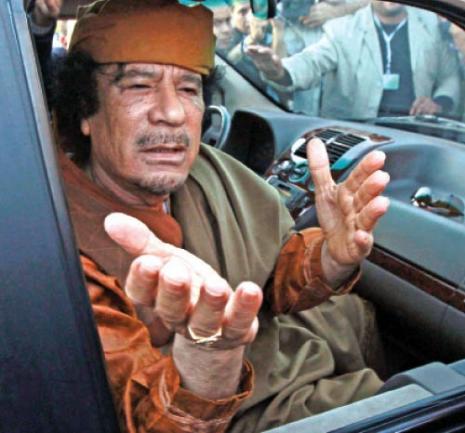 القذافي داخل باب العزيزية في نيسان الماضي