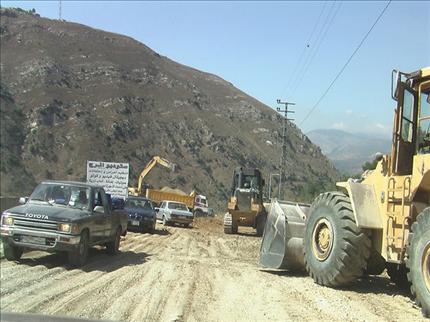 جانب من الأشغال لتأهيــل طريق الخردلي ـ مرجعيون