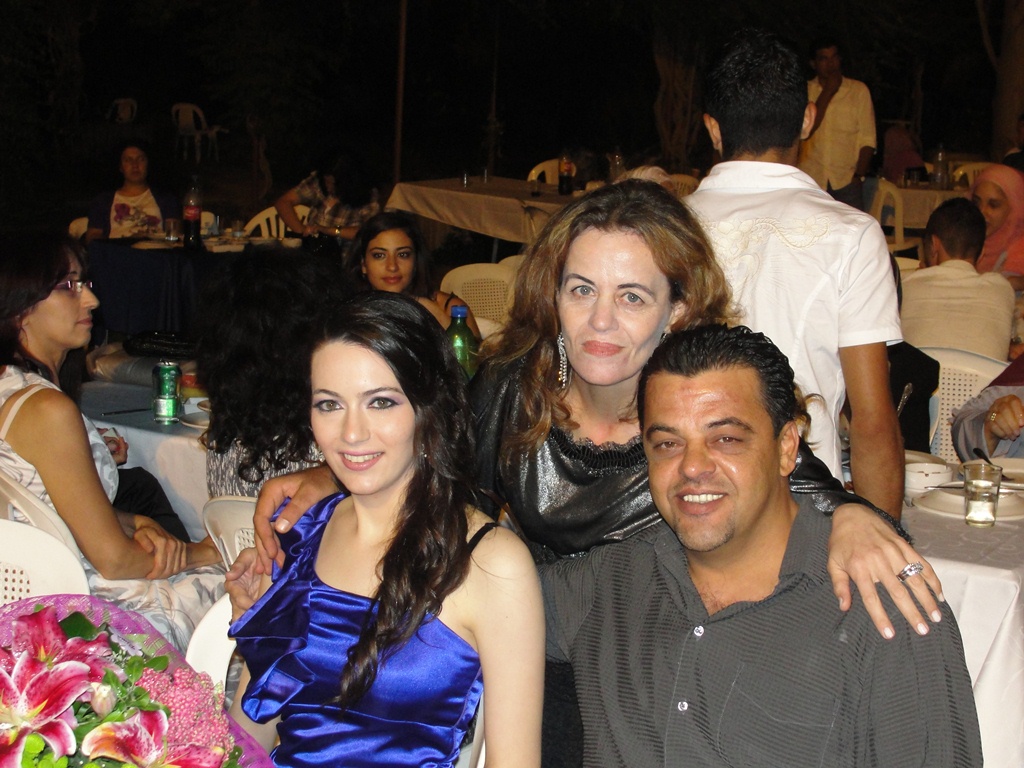 الطالبة المتفوقة خلود خريس ووالدتها وخالها