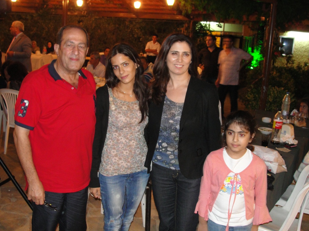 المغترب أسعد قانصو وأفراد من عائلته