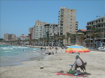 يقتلون الوقت في انتظار موعد الإفطار في صور