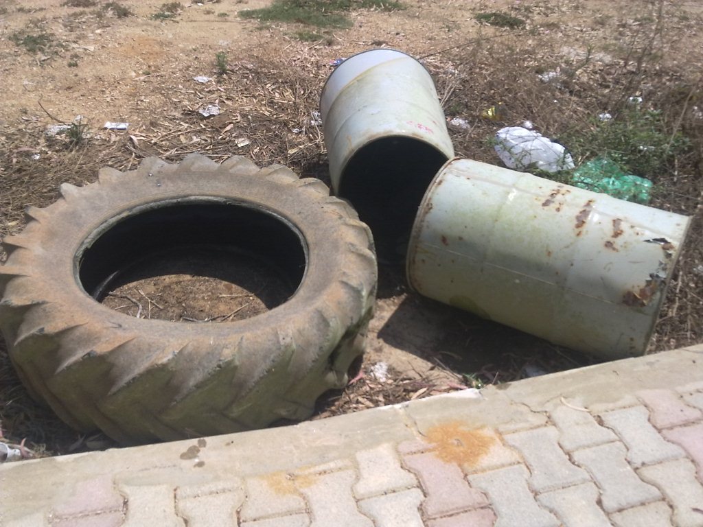 بعض ما جرى سحبه من قعر بركة الدردارة