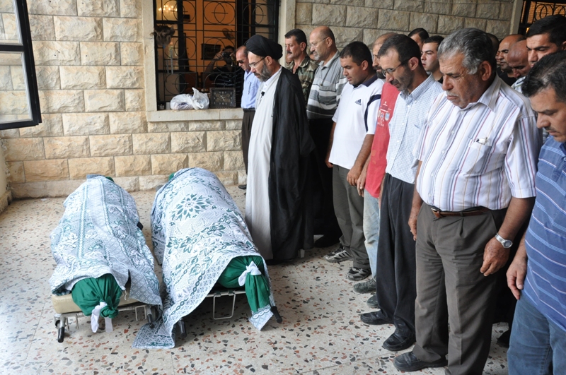 السيد ابراهيم يؤم الصلاة على الشابين لمع