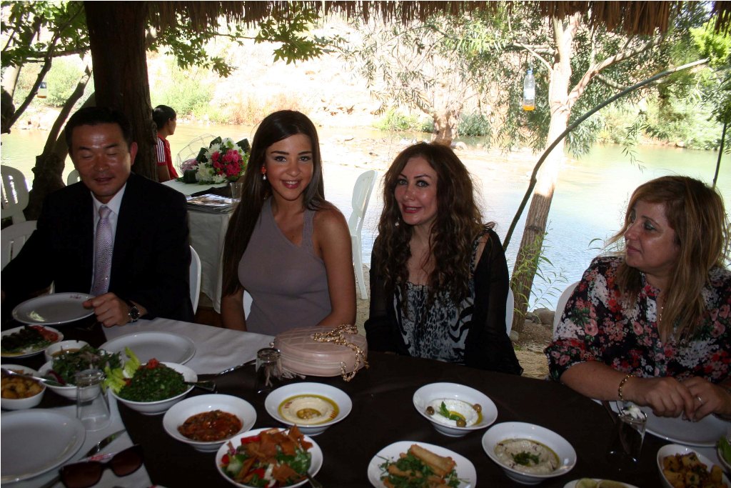 ملكة الجمال رهف عبدالله في حصن الوزاني مع زهرة عبدالله وممثل كوريا