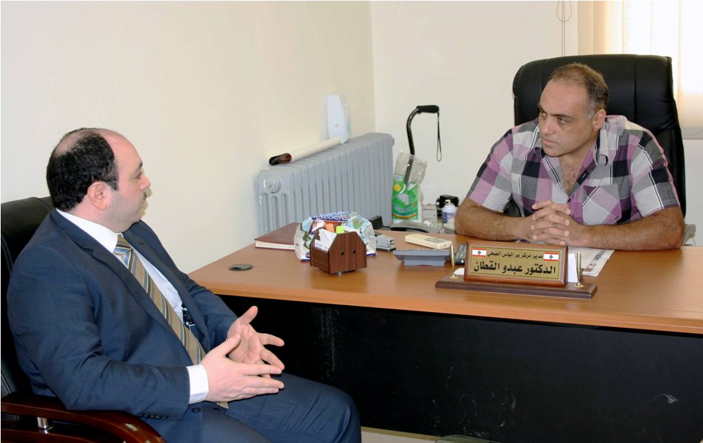 المهندس نواف الدبوس في مركز بر الياس الصحي مع مدير المركز الدكتور عبدو القطّان