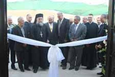 النائب هاشم ورئيس البلدية والقائمقام وشادي مسعد والحضور في قص شريط افتتاح المبنى