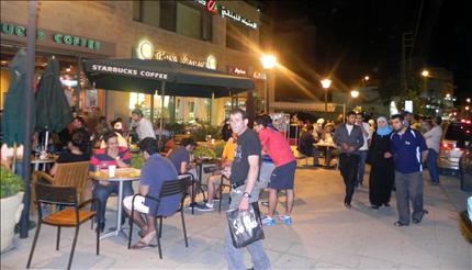 جانب من الحركة في بحمدون ليلاً