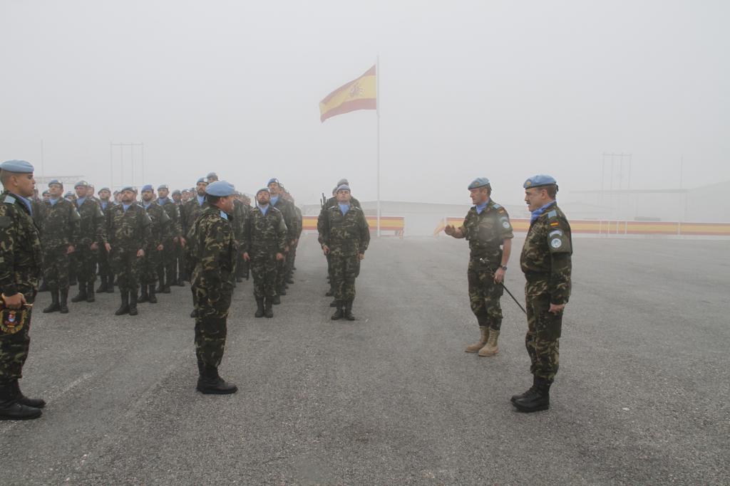 الجنرال أسارتا يودّع الكتيبة الإسبانية في قاعدة بلاط