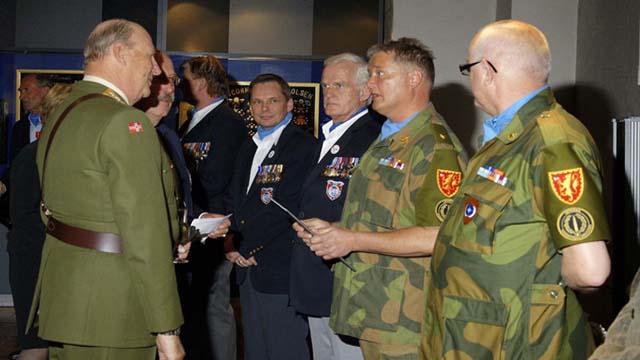  هايتمان يقدم كتابه عن لبنان الى ملك النروج.