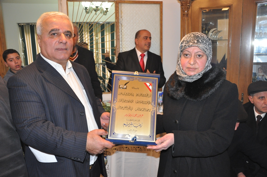علي أحمد جمعة يقدم درعاً للشاعرة زينب شريم