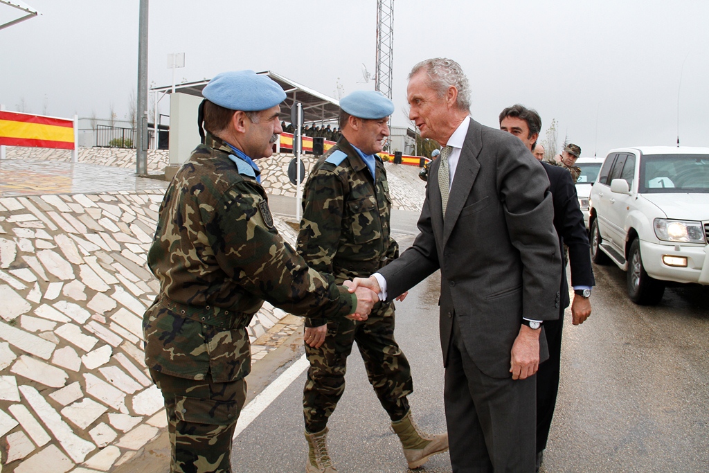 وزير الدفاع الإسباني يزور قاعدة ثيربانتيس في سهل إبل السقي