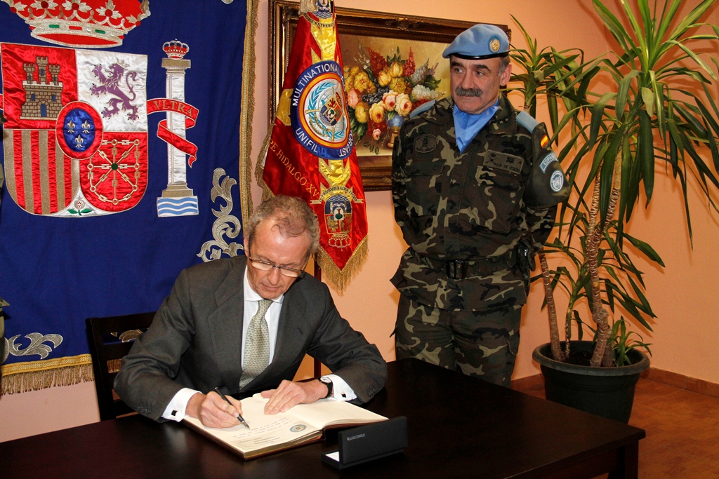 وزير الدفاع الإسباني يزور قاعدة ثيربانتيس في سهل إبل السقي