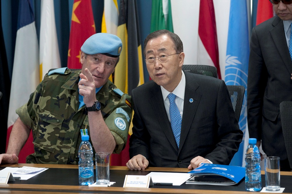 مون يستمع الى شرح عن انشطة اليونيفيل من الجنرال أسارتا