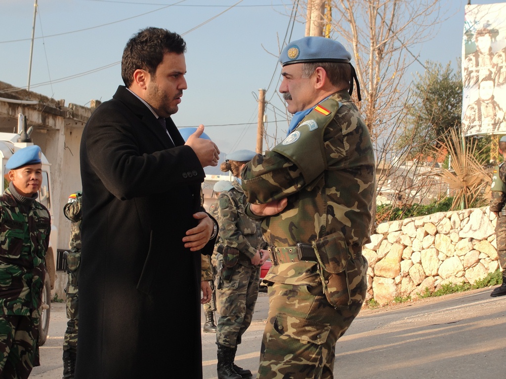 الكتيبة الاسبانية تموّل بلدة بلاط بـ 20 مصباحاً تعمل على الطاقة الشمسية