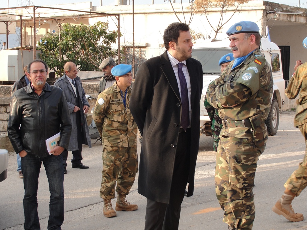 الكتيبة الاسبانية تموّل بلدة بلاط بـ 20 مصباحاً تعمل على الطاقة الشمسية