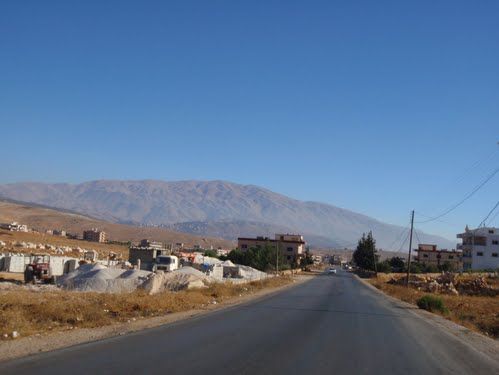 الطريق الواسعة، الخالية من الحفر والمطبّات تفتقر إلى الخطوط الفسفورية في الوسط وعند جانبيها، كما تفتقر للإنارة الليلية