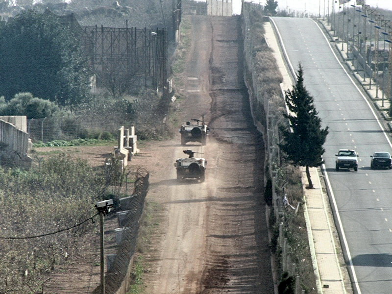 - دورية إسرائيلية مؤللة خلف السياج الحدودي - صورة ادوار العشي – مرجعيون
