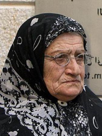 بعد الإفراج عن أنور تفرّغت لأداء واجباتها الدينية (أرشيف ــ هيثم الموسوي)