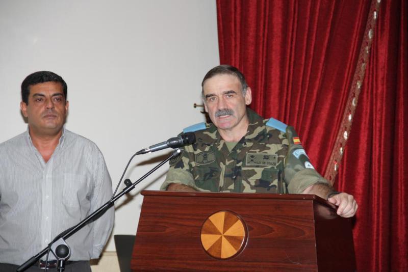 الجنرال فرناندو غيتيريس دياز دي أوتازو قائد القطاع الشرقي في اليونيفيل