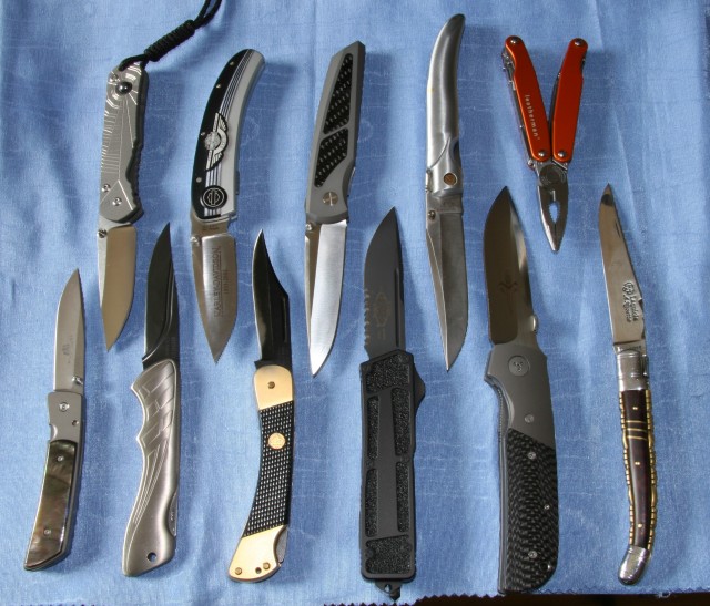 للسكّين أشكال وألوان وحروف..