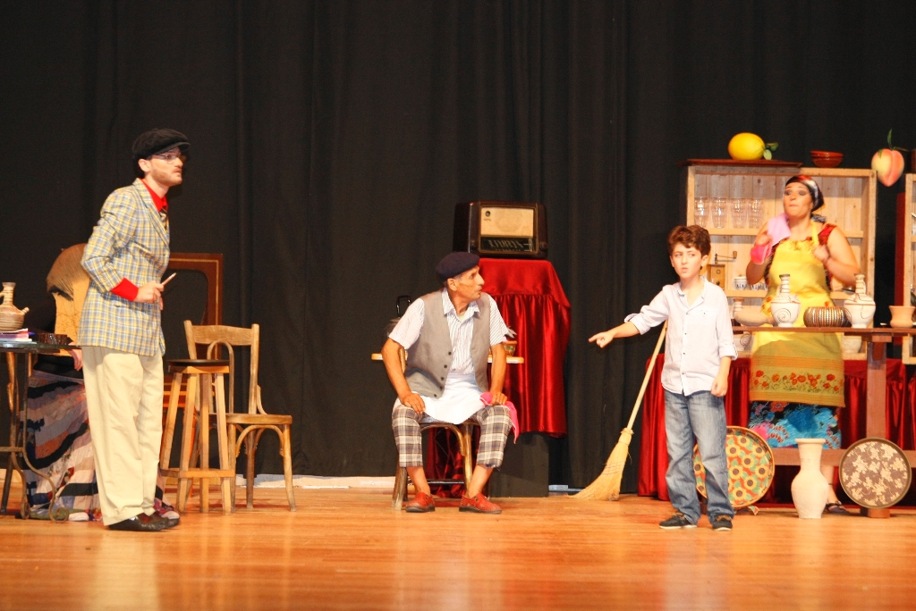 الفتى المحترف حسن فقيه في المسرحية