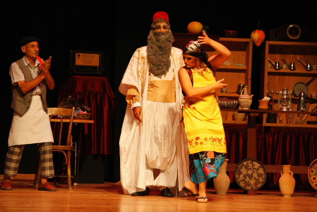 من مسرحية قرطة بورطة