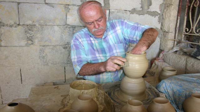     أديب الغريب يصنع الفخار في راشيا.