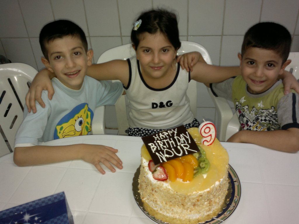 نور رائد طويل.. أخيها حكمت على يمينها وأخيها محمد على يسارها