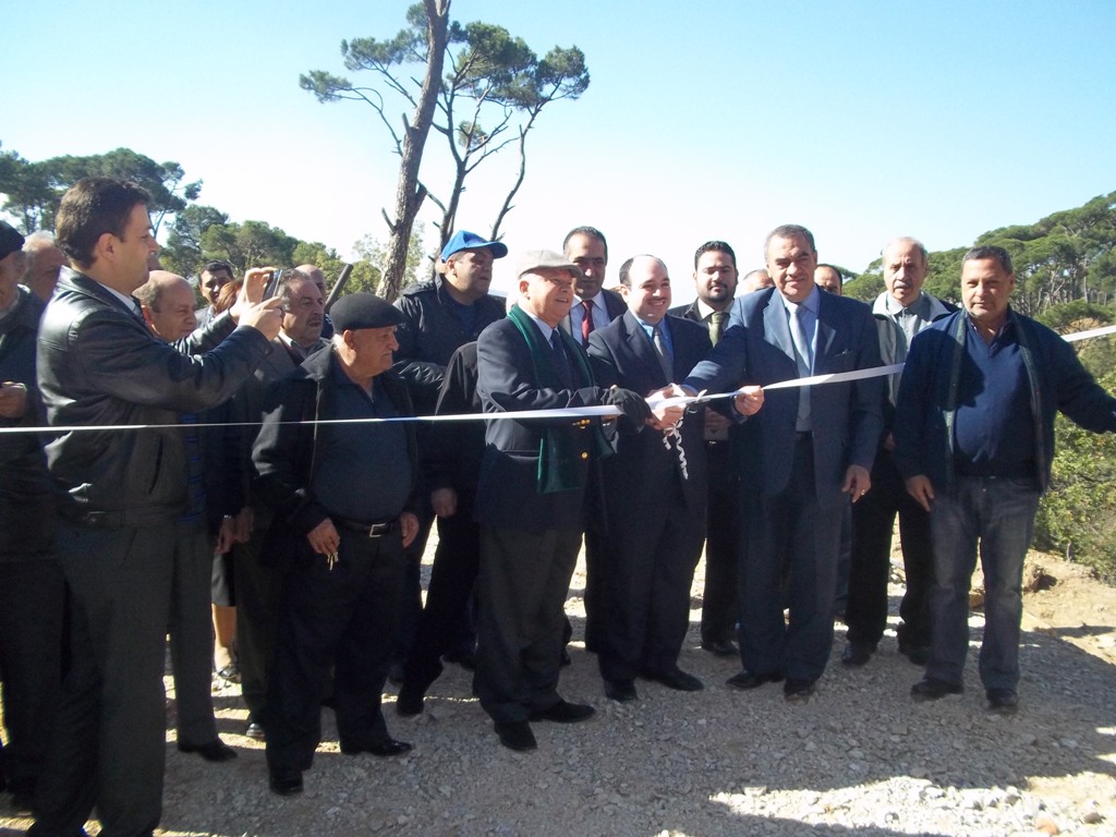 الدبوس يعاين التجارب الأولية على بئر إرتوازي في بلدية القلعة