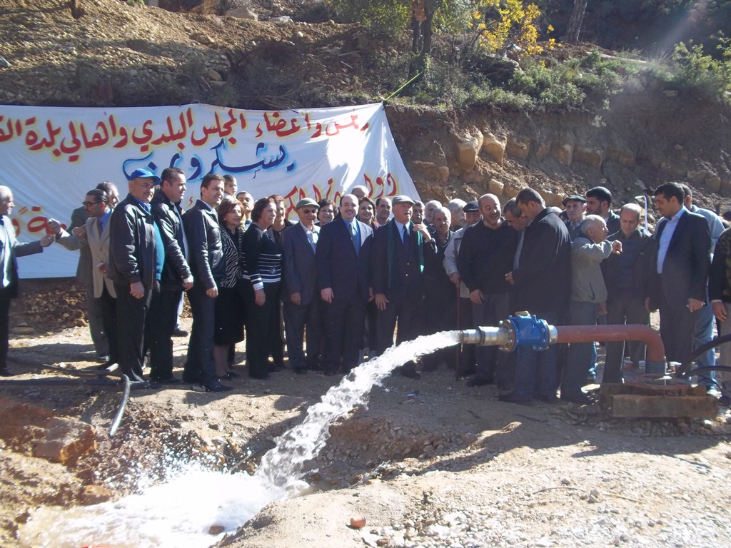 الدبوس يعاين التجارب الأولية على بئر إرتوازي في بلدية القلعة