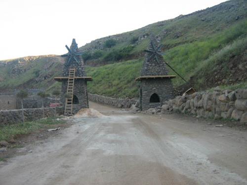 مدخل الحصن يميزه الطابع التراثي