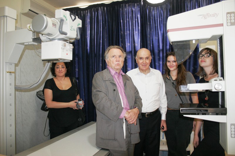 ريجيس دوبريه يزور مراكز مؤسسة عامل في الجنوب