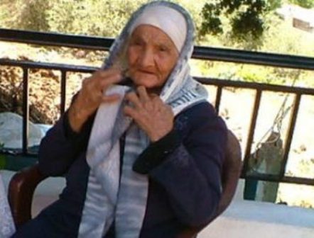 أم رياض على مصطبة بيتها المتواضع في كفرشوبا - أرشيف