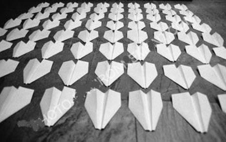 قصائد من ورق..  كالولد الصغير أطيّرها