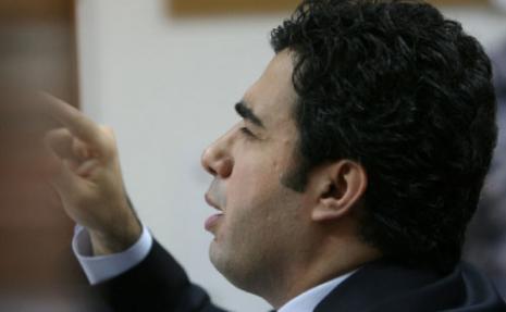 عقاب صقر يردّ من  اسطنبول: أشتغل بالحليب والبطّانيات