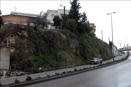 فراغ في الجدار الإسمنتي يسمح بالانهيار التدريجي