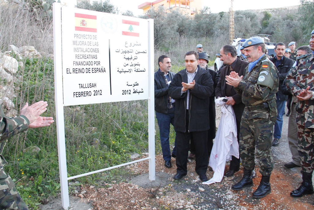 قائد القطاع الشرقي الجنرال فيرناندو جوتيررث دياث دى أوتاثو وجهاد ترمس رئيس بلدية طلوسة وحشد من سكان بلدة طلوسة