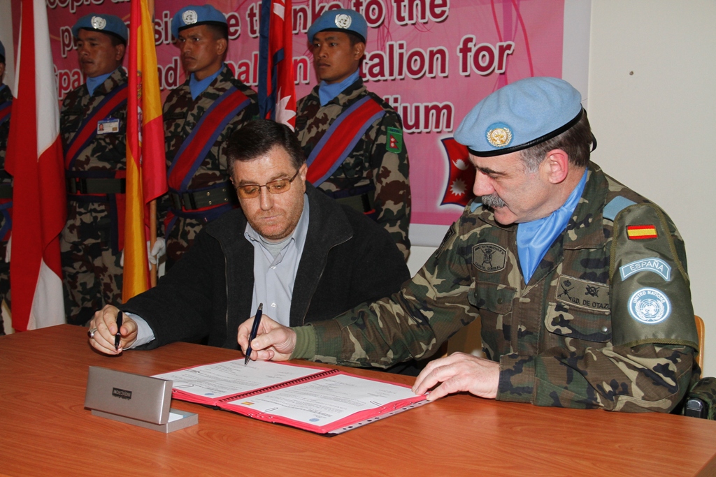 قائد القطاع الشرقي الجنرال فيرناندو جوتيررث دياث دى أوتاثو وجهاد ترمس رئيس بلدية طلوسة يوقعان التسلم والتسليم