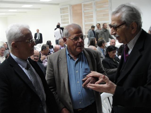 الأستاذ حبيب صادق يتحدث إلى والد المناضلة سهى بشارة وإلى الأستاذ حسن صادق