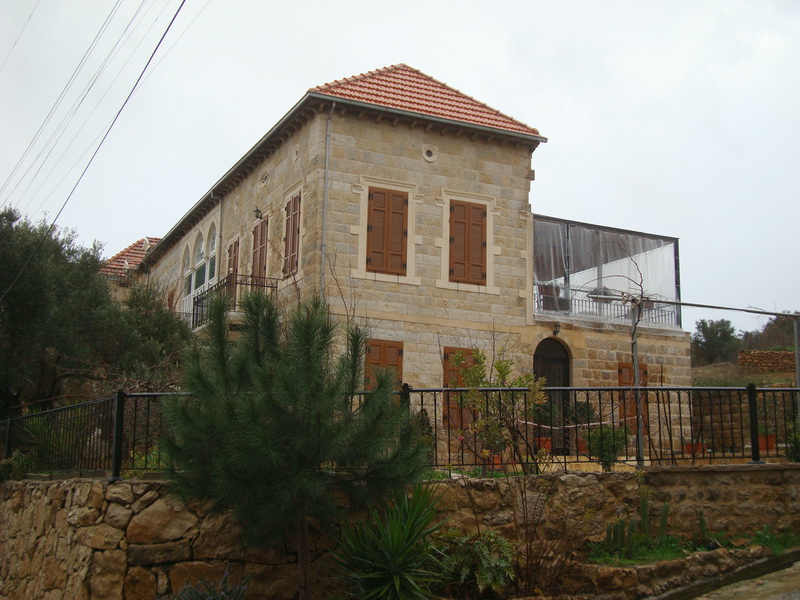     البيت الذي أعاد تأهيله في مرجعيون ولم يهنأ به – صورة ادوار العشي – مرجعيون