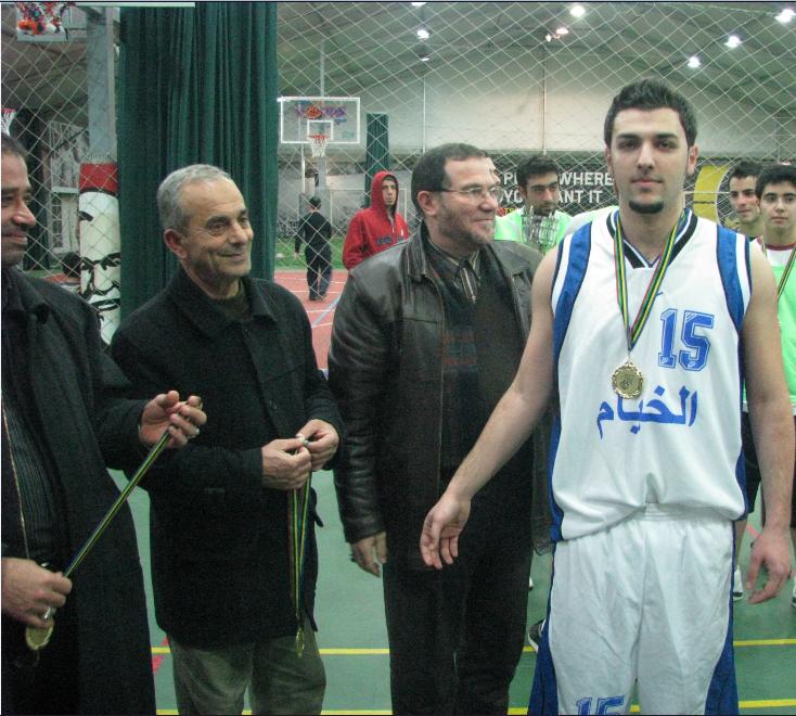 بطل  فريق الخيام الرياضي محمد حسّان، وريس بلدية الخيام السابق الحاج علي زريق والمربي محمد صادق والد فقيد الشباب الغالي أحمد صادق - أرشيف